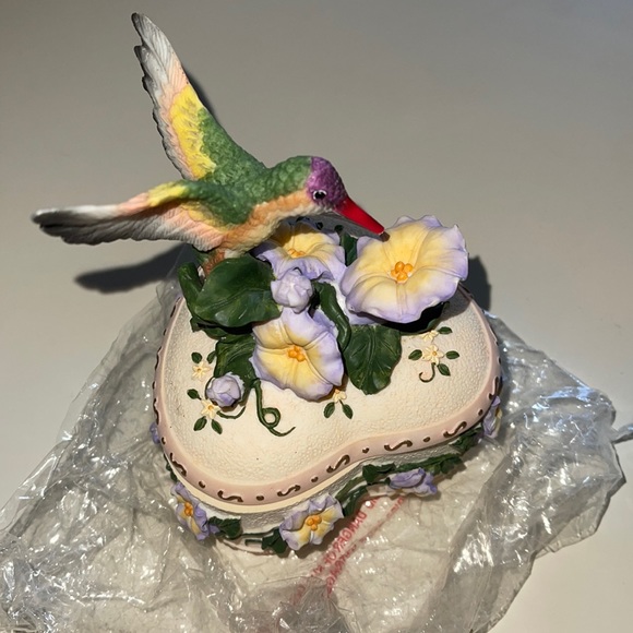 Heritage house musical hummingbird trinket box